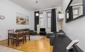 Cosy 1 Bedroom Apartment In Gozsdu Court